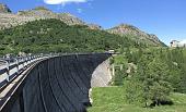 17 La diga e il rifugio dei Laghi Gemelli